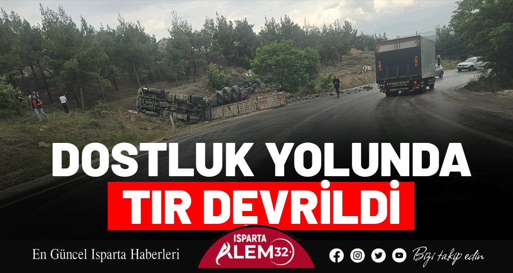 DOSTLUK YOLUNDA TIR DEVRİLDİ